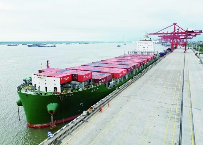 南京港乐成靠泊最大内贸集装箱船 "江远集2"轮，，，为客户带来全新物流体验