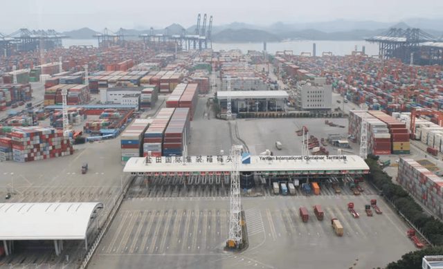 口岸再次堆满海运集装箱