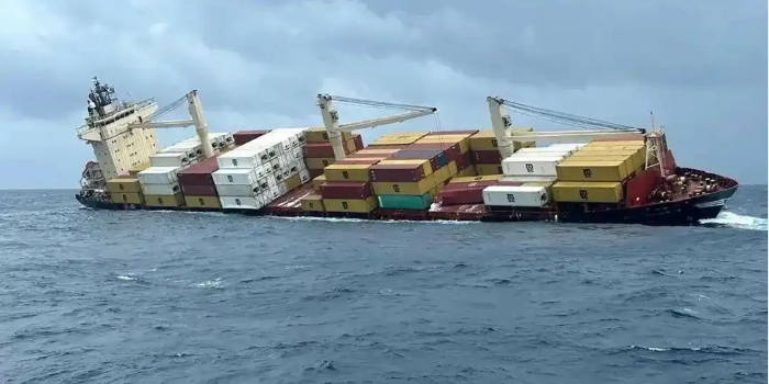 集装箱船遇险淹没，，，数百个集装箱坠海