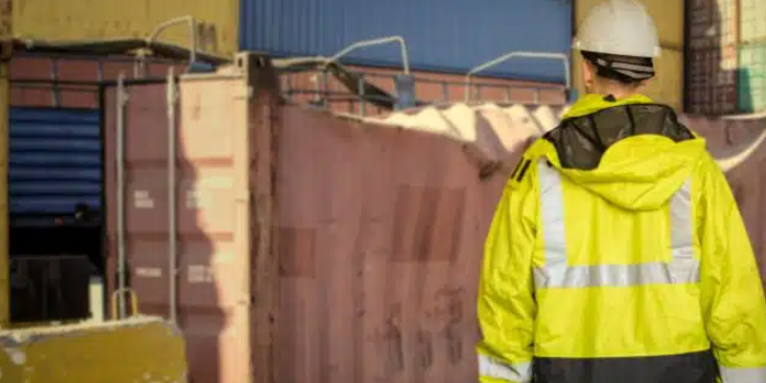 有什么原因导致海运集装箱运输途中损坏？？？